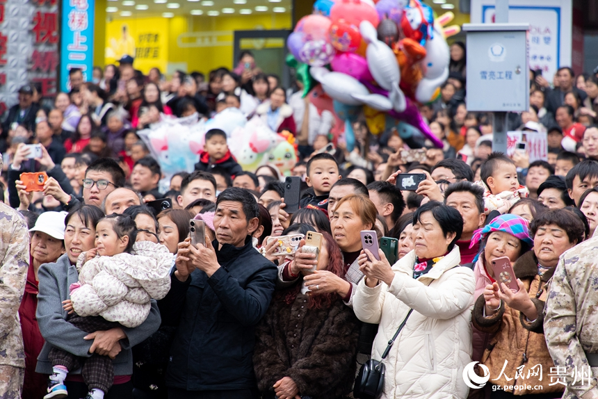 市民游客在現(xiàn)場(chǎng)觀看表演。人民網(wǎng)記者 涂敏攝