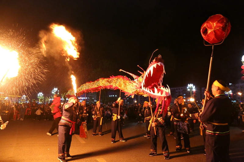 “火龍”在夜色中翻騰起舞。