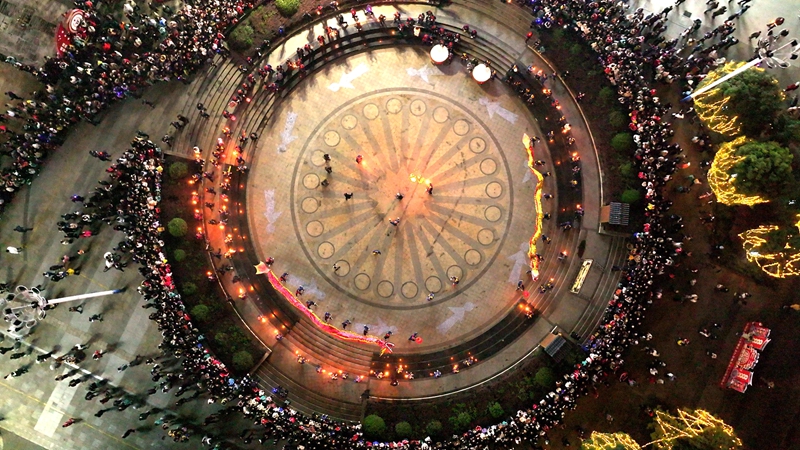 火龍鬧元宵。