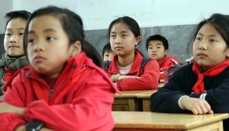 師生正通過班班通收聽收看貴州省2026年春季學期“開學第一課”。