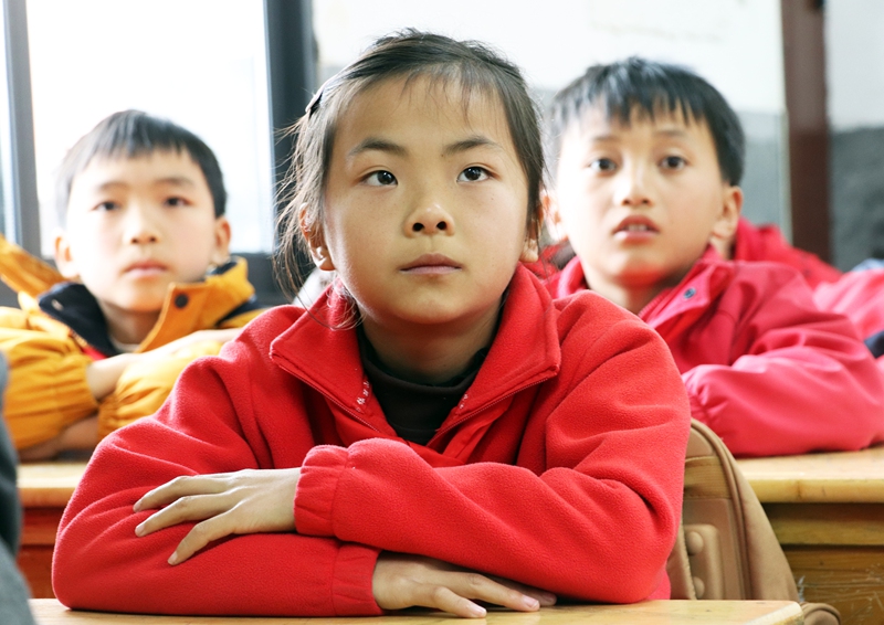 師生正通過班班通收聽收看貴州省2026年春季學期“開學第一課”。