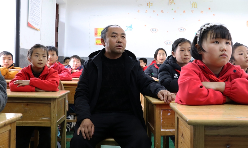 師生正通過班班通收聽收看貴州省2026年春季學期“開學第一課”。