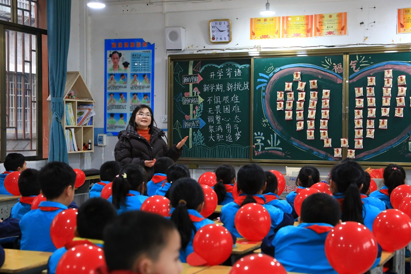 在劍河縣城關(guān)第三小學(xué)，老師帶領(lǐng)學(xué)生們讀開學(xué)寄語。鐘成炫 攝