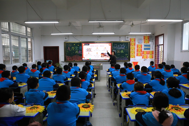 在劍河縣城關(guān)第三小學(xué)，老師正在為學(xué)生們上安全教育課。鐘成炫 攝 (2)