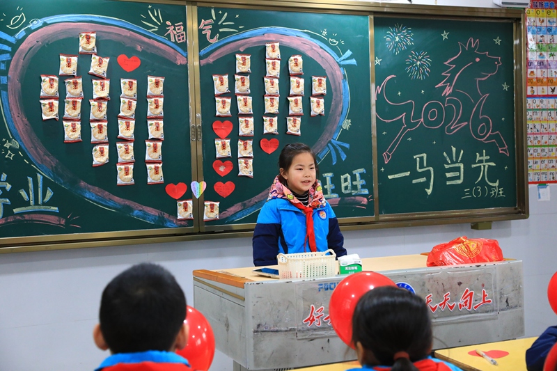 在劍河縣城關(guān)第三小學(xué)，學(xué)生們正在大聲說出新學(xué)期愿望。鐘成炫 攝 (2)