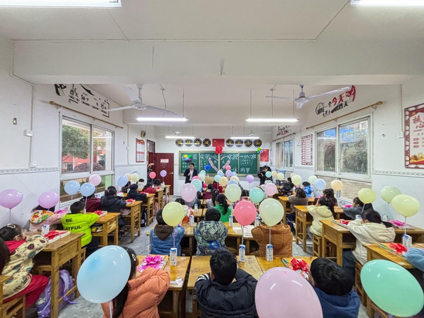 3月2日，德江縣實(shí)驗(yàn)小學(xué)，一場(chǎng)以“德美教育”為主題的“開(kāi)學(xué)第一課”如期舉行，為新學(xué)期拉開(kāi)序幕。張鳳琴攝