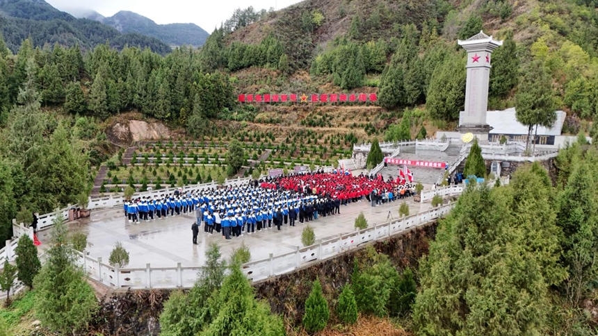 師生在烈士紀念碑前緬懷先烈。任政超攝