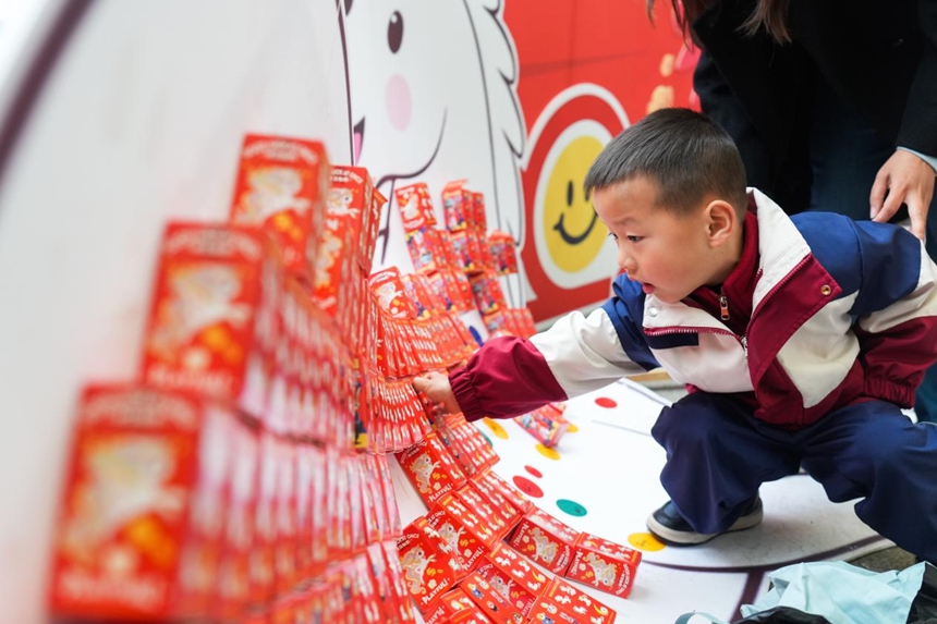3月2日，萬山區第一幼兒園小朋友進校園抽取新年禮物。彭俊攝