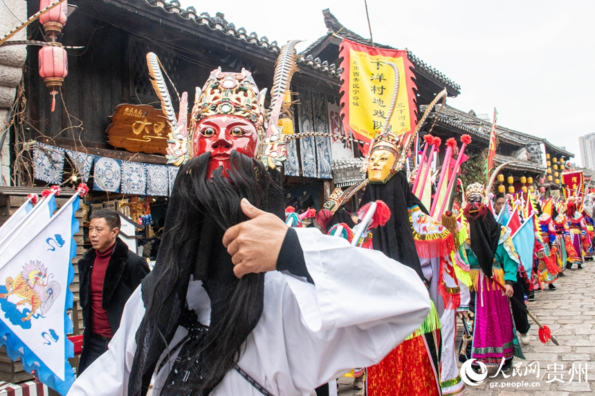 地戲巡游。人民網(wǎng) 黃小桃攝