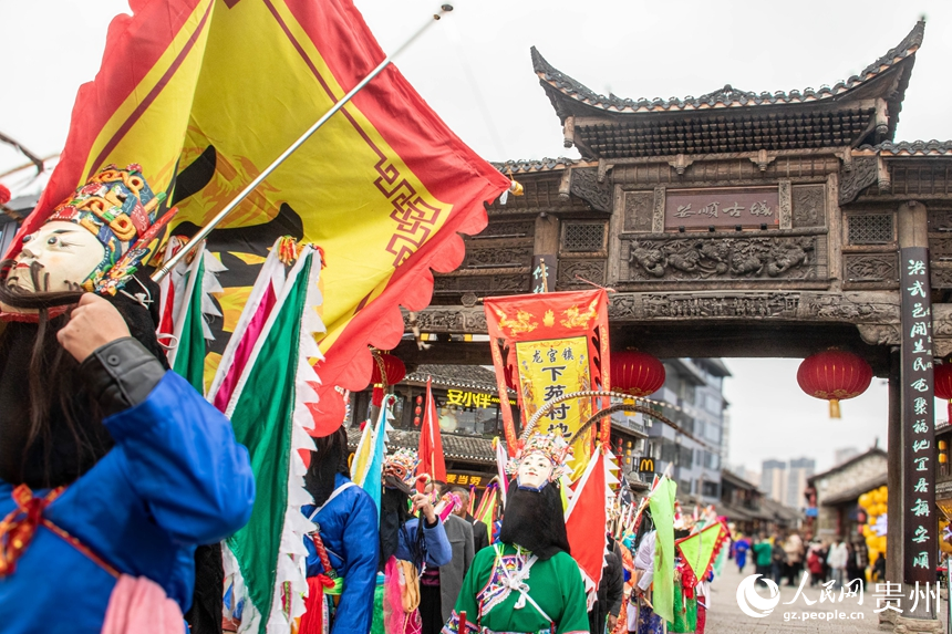 地戲巡游。人民網(wǎng) 黃小桃攝