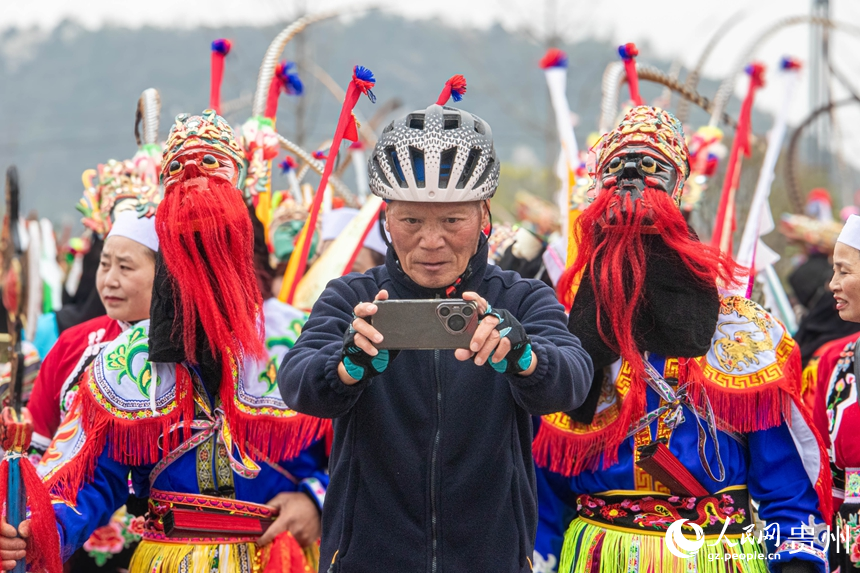 游客與地戲演員合影。人民網 黃小桃攝