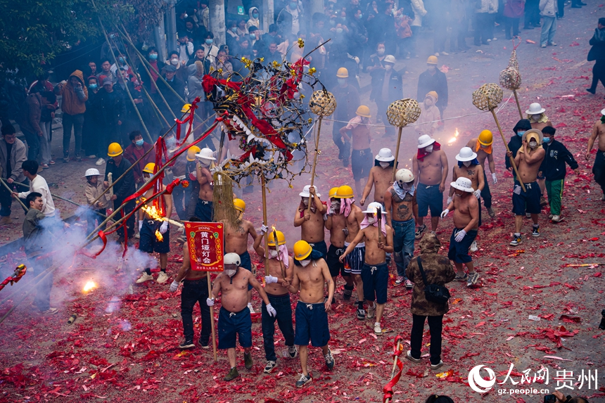 元宵之夜,德江縣城化身為“火龍的海洋”。人民網 陽茜攝