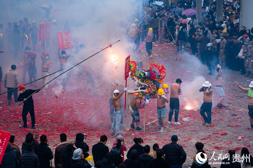 德江炸龍以其獨特的魅力震撼上演。人民網 陽茜攝