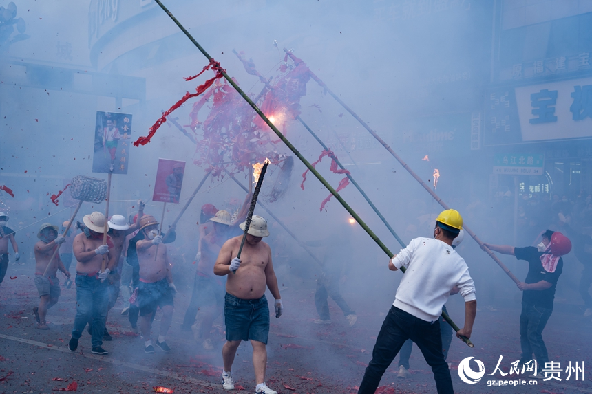 德江炸龍以其獨特的魅力震撼上演。人民網 陽茜攝