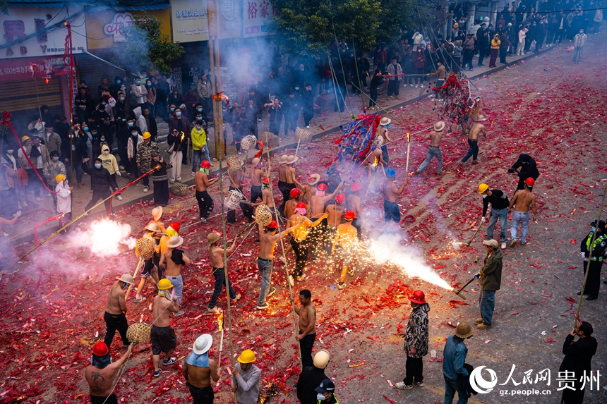 元宵之夜，德江縣城化身為“火龍的海洋”。人民網(wǎng) 陽茜攝