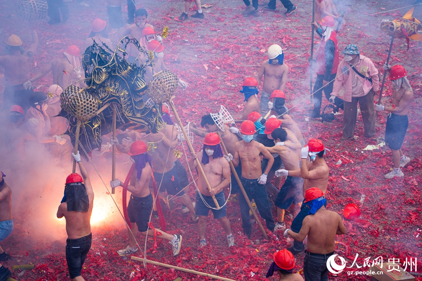 元宵之夜,德江縣城化身為“火龍的海洋”。人民網 陽茜攝