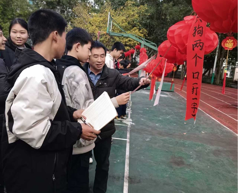 1 圖為燈謎活動現(xiàn)場..jpg