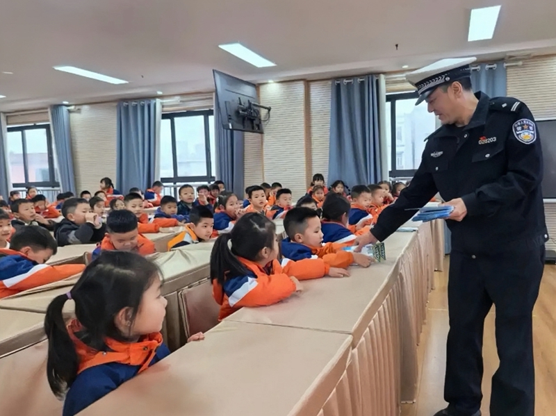 民警進(jìn)校園，為萌娃送上安全知識。習(xí)水縣融媒體中心供圖.jpg