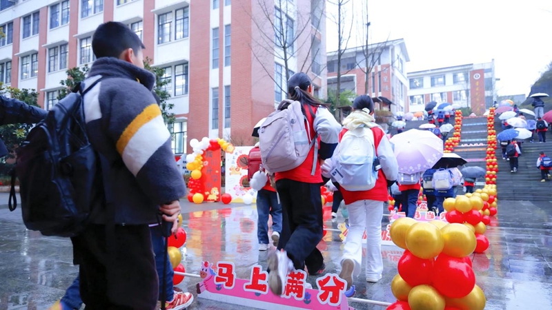 氣球迎學(xué)子，“馬上滿分” 開啟新學(xué)年。習(xí)水縣融媒體中心供圖.jpg