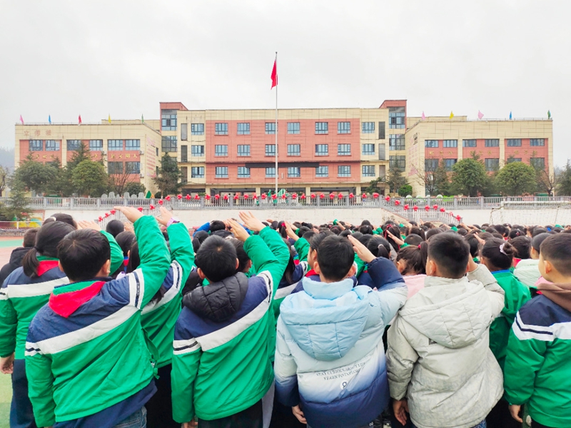 童心向國旗，學(xué)子舉手禮贊新學(xué)期。習(xí)水縣融媒體中心供圖.jpg