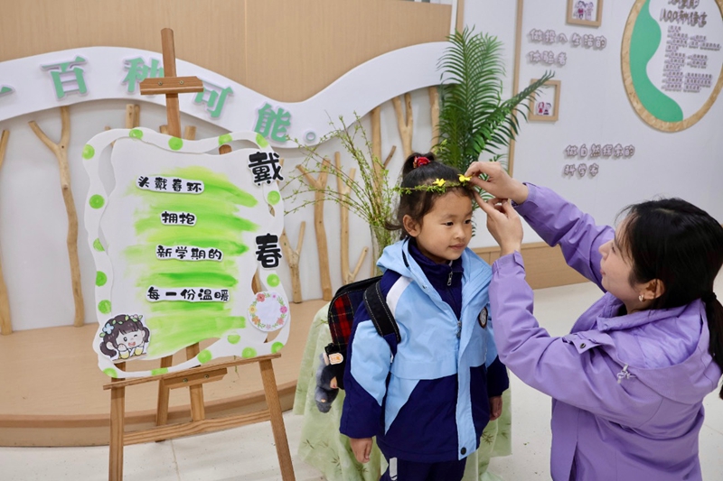 頭戴春環(huán)，萌娃解鎖開學(xué)暖心儀式。習(xí)水縣融媒體中心供圖.jpg