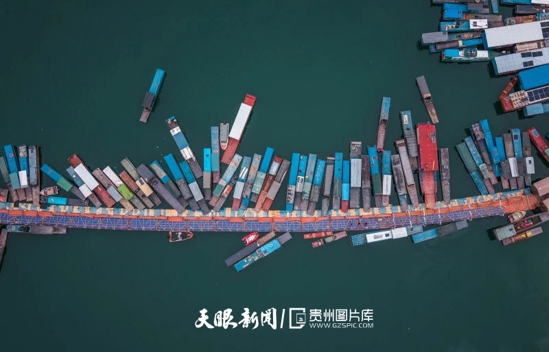 1月27日,素有“紅水河第一港”之稱的望謨縣蔗香港迎來航運繁忙期,一派新春繁榮景象。張帆 攝