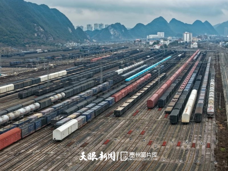 2月5日,貴陽南站編組場一派繁忙運輸景象,編組集結完成的貨物列車整裝待發。龍建睿 攝