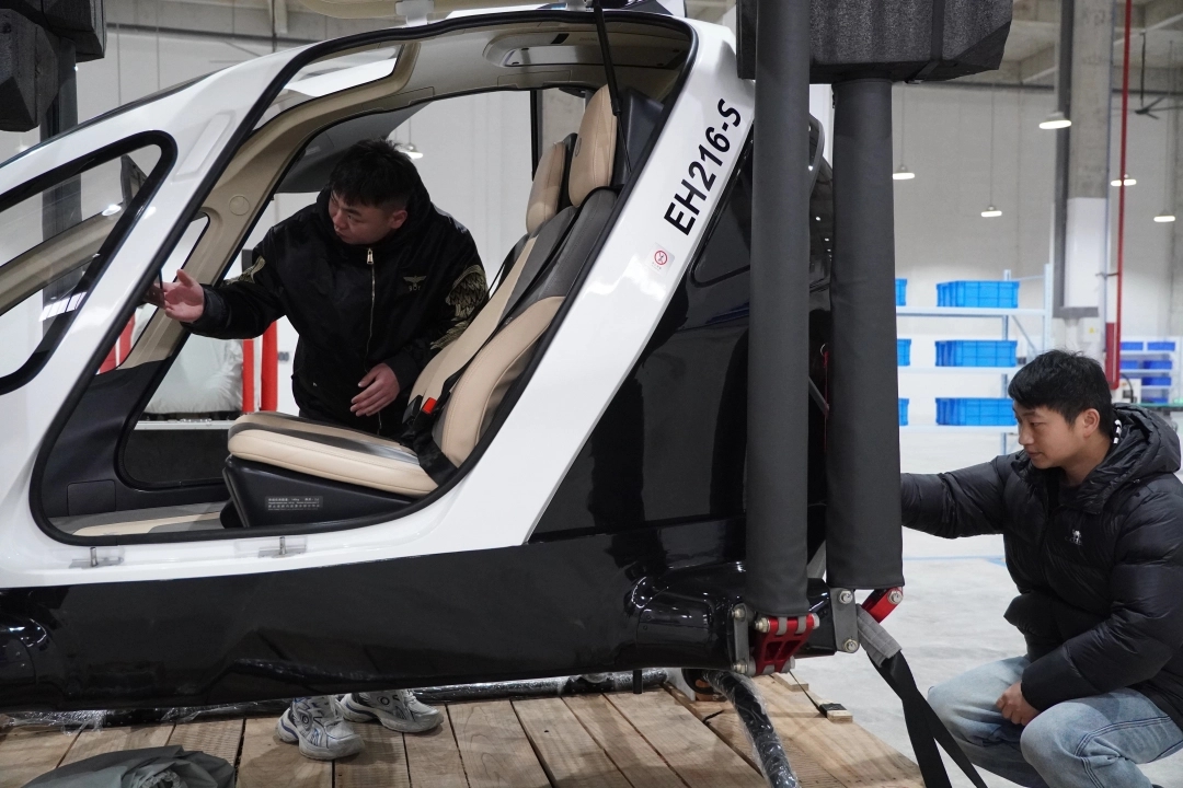 在億航智能貴州公司過渡總裝車間,工人正在進行設備測試。楊曦 攝