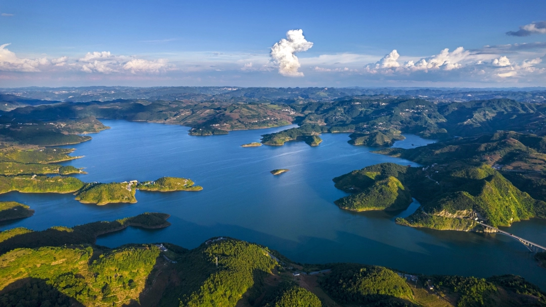 畢節市境內的吱嘎阿魯湖。史開心 攝