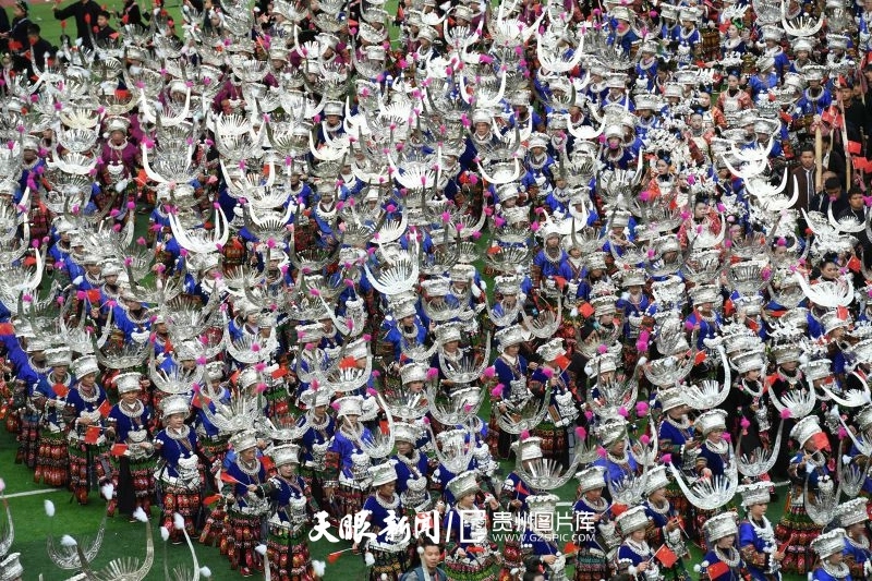 2025年11月5日,來自各地的民族同胞雷山縣苗年節開幕式主會場跳團結舞。梁文 攝