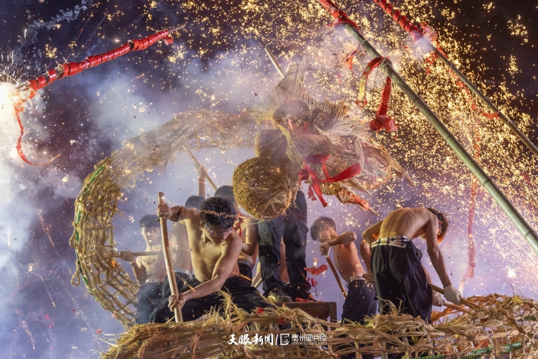 農歷正月十五元宵節,施秉縣城區各街道鑼鼓喧天、人聲鼎沸。群眾自發組織的“炸龍”祈福活動火熱上演。磨桂賓 攝