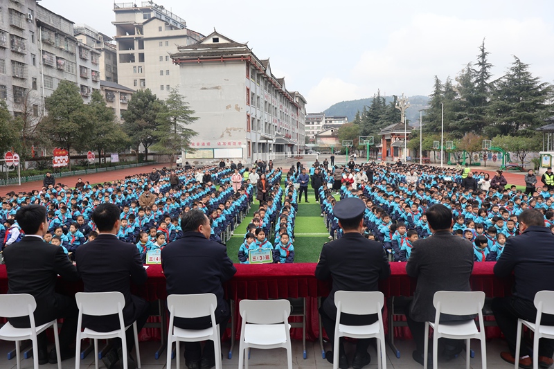 2 圖為交通綜合執(zhí)法人員參加劍河縣城關三小開學典禮 。