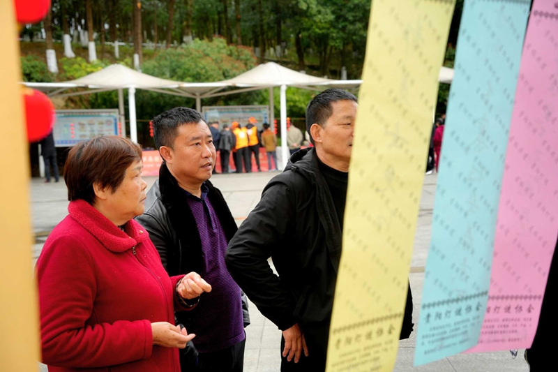 10、現場還有600幅涵蓋文明知識、紅色文化、民俗常識的燈謎,吸引大家踴躍參與,在猜謎兌獎中歡度元宵 。.jpg