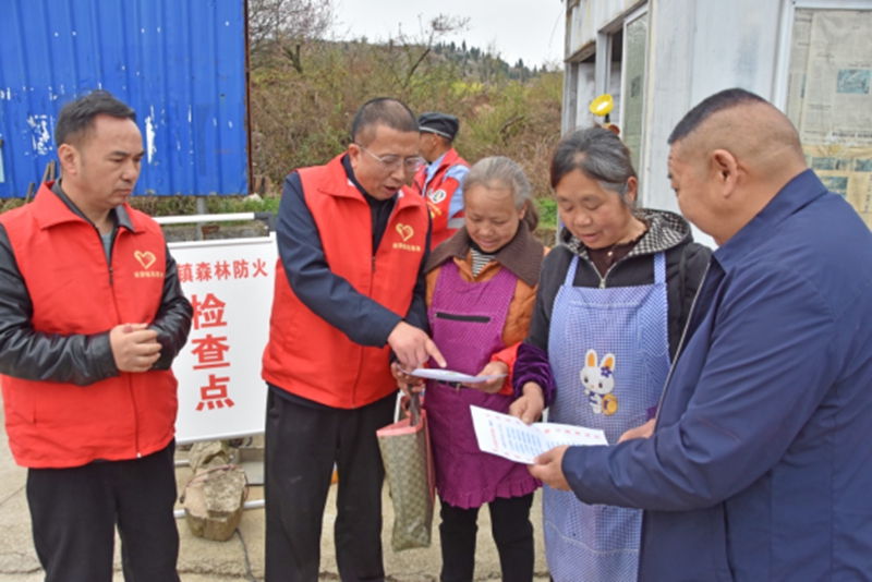 在安順經開區西航辦馬廠村防火檢查點，防火人員對進山群眾進行防火知識宣傳。.jpg