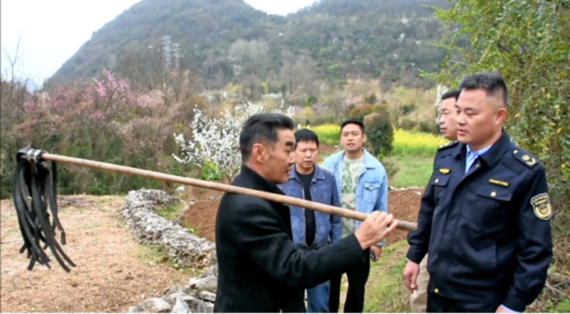 在安順經開區西航辦馬廠村防火檢查點,防火人員對進山群眾進行火源檢查. (2).jpg