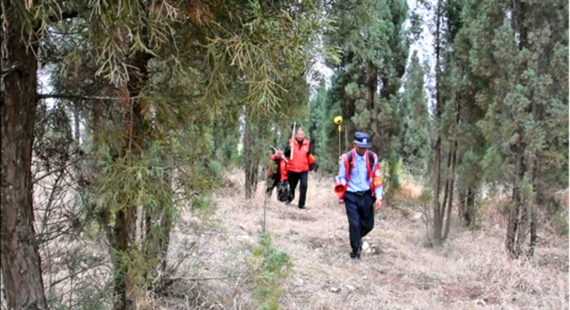 在安順經開區西航辦馬廠村防火檢查點,防火人員對進山群眾進行火源檢查. (2).jpg