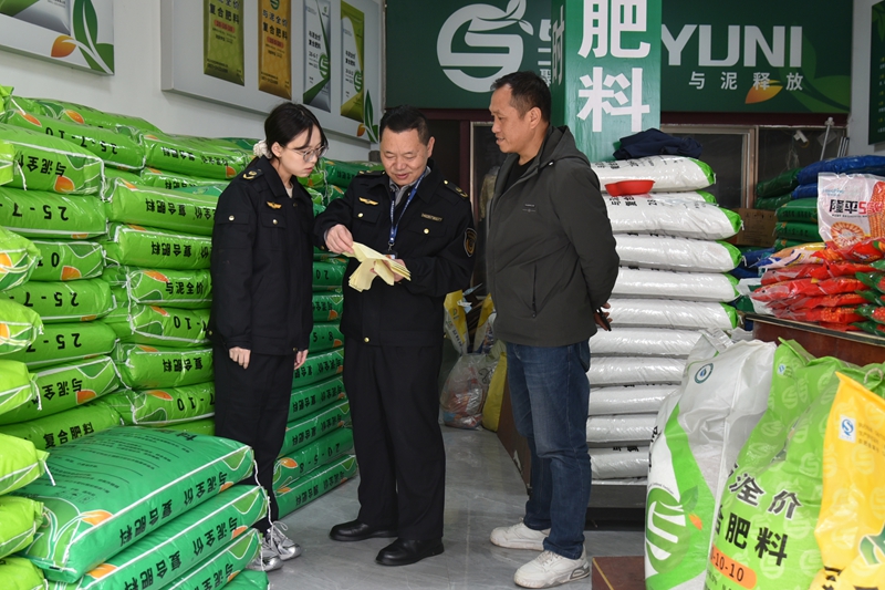 1、開展農資市場大檢查。.jpg