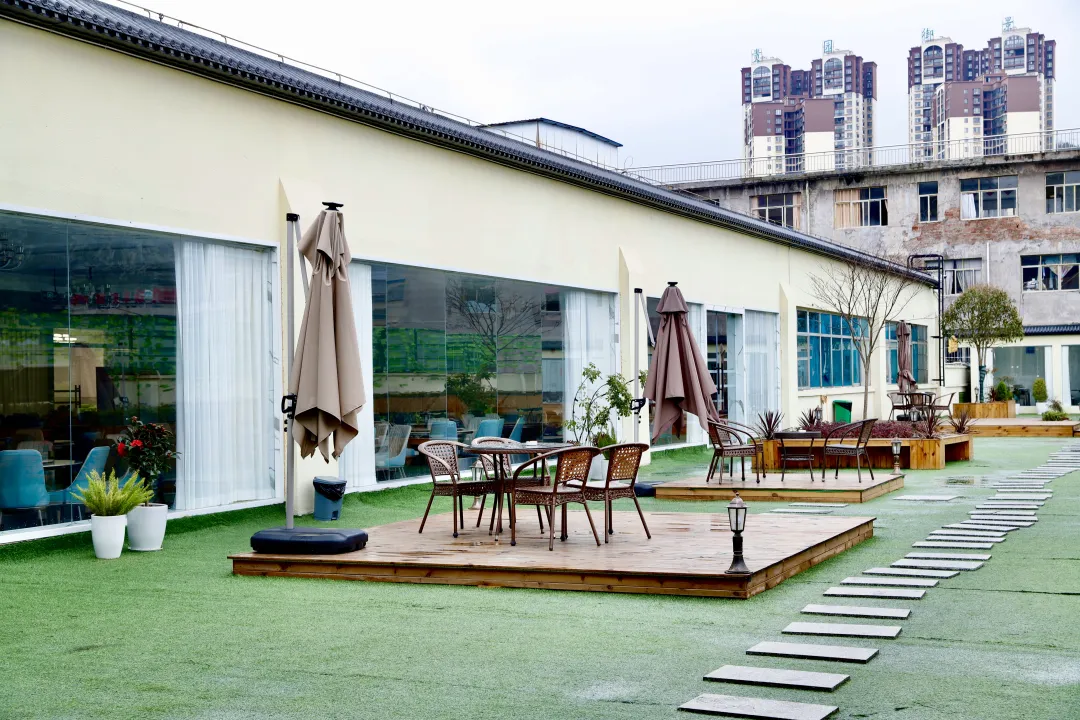 擺茶宴酒樓室外餐廳.