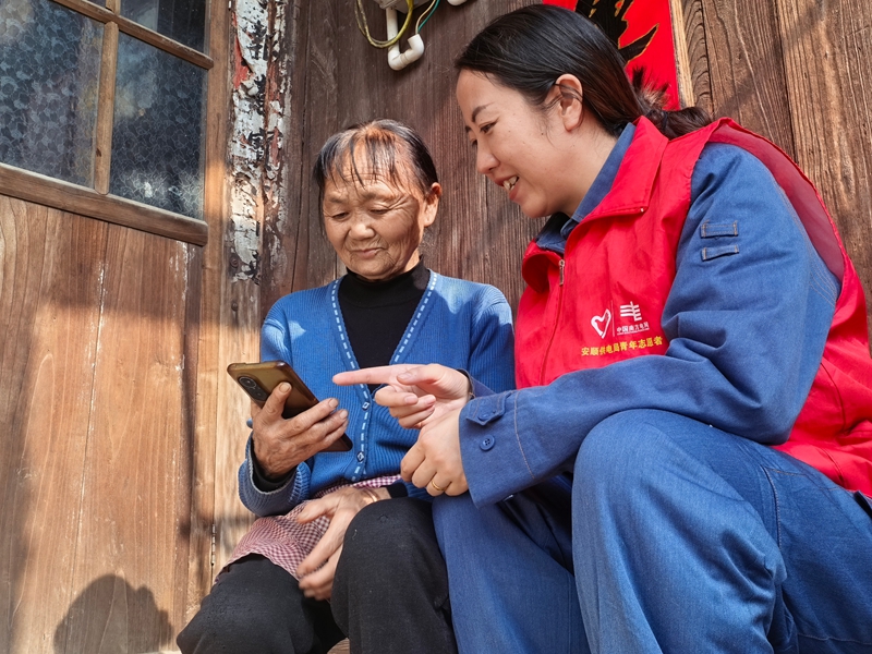 3.3安順市郊供電局青年服務隊志愿者元宵節到舊州鎮浪塘村清水寨開展關心關愛老人活動8.jpg