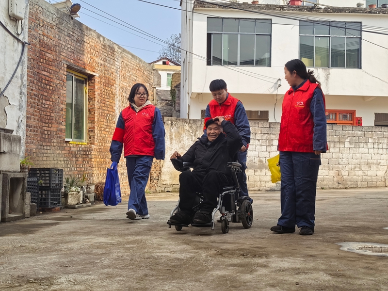 3.3安順市郊供電局青年服務隊志愿者元宵節到舊州鎮浪塘村清水寨開展關心關愛老人活動1.jpg
