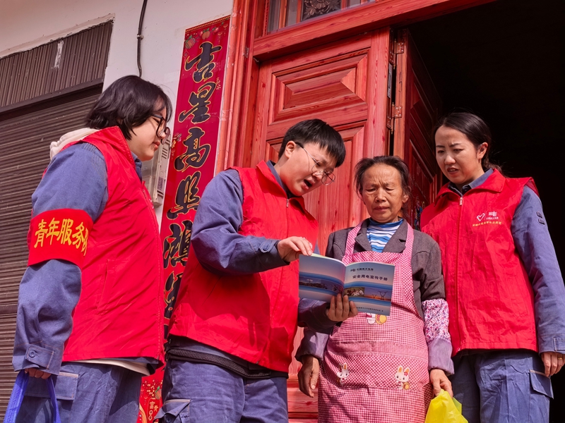 3.3安順市郊供電局青年服務隊志愿者元宵節到舊州鎮浪塘村清水寨開展關心關愛老人活動4.jpg