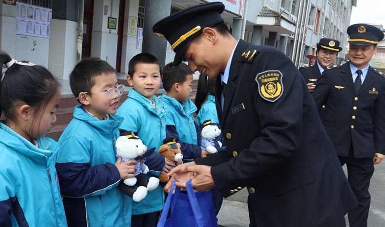 開學第一課 交通安全進校園 貴州交通執法部門守護童心伴成長