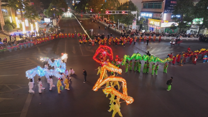 貴州織金：舞龍、打鐵花！上萬人的狂歡夜(1).jpg