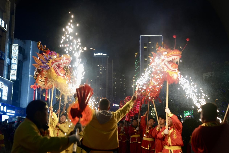 舞龍、打鐵花！上萬人的狂歡夜。