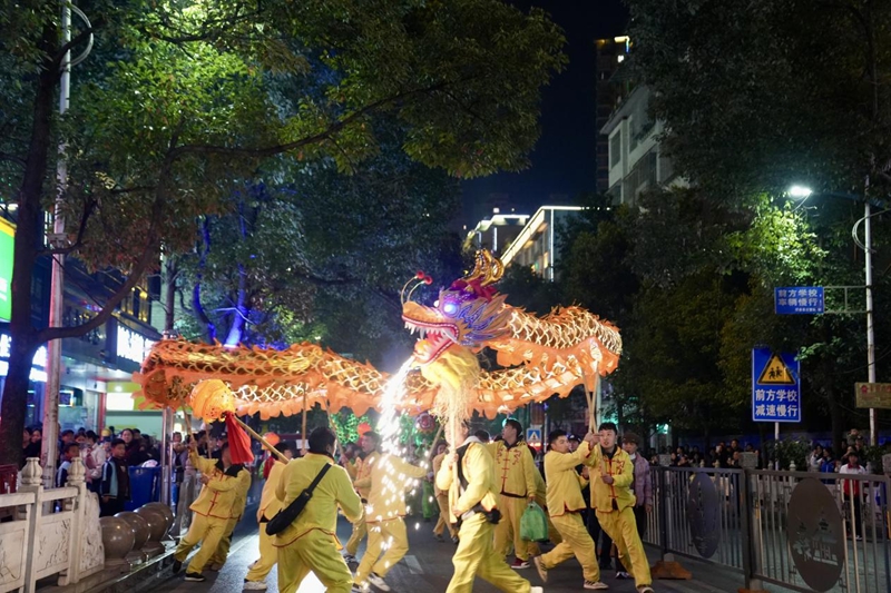 舞龍、打鐵花！上萬人的狂歡夜。