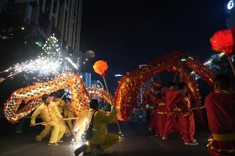 舞龍、打鐵花！上萬人的狂歡夜。