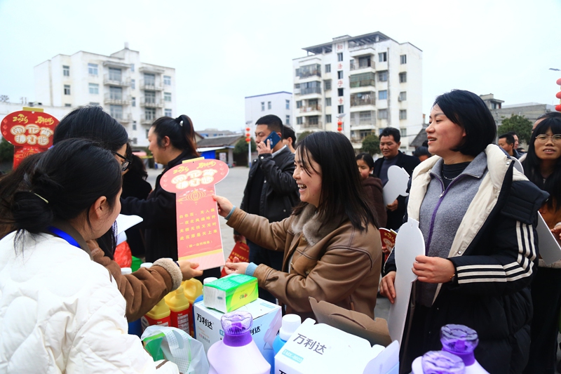 3月3日，貴州省黔西市甘棠鎮聯新社區，群眾正在猜燈謎。