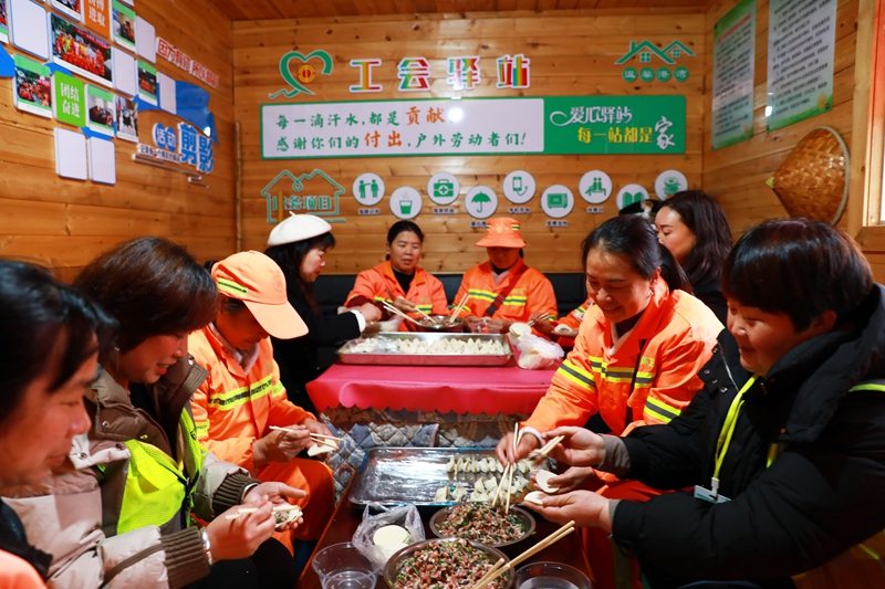 “工會驛站傳關愛·元宵佳節送溫情”暖心慰問活動現場。楊家孟 攝 (1)