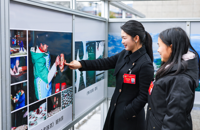 2026年2月27日,在貴州省銅仁市玉屏侗族自治縣城區,該縣政協委員在書畫攝影作品展。