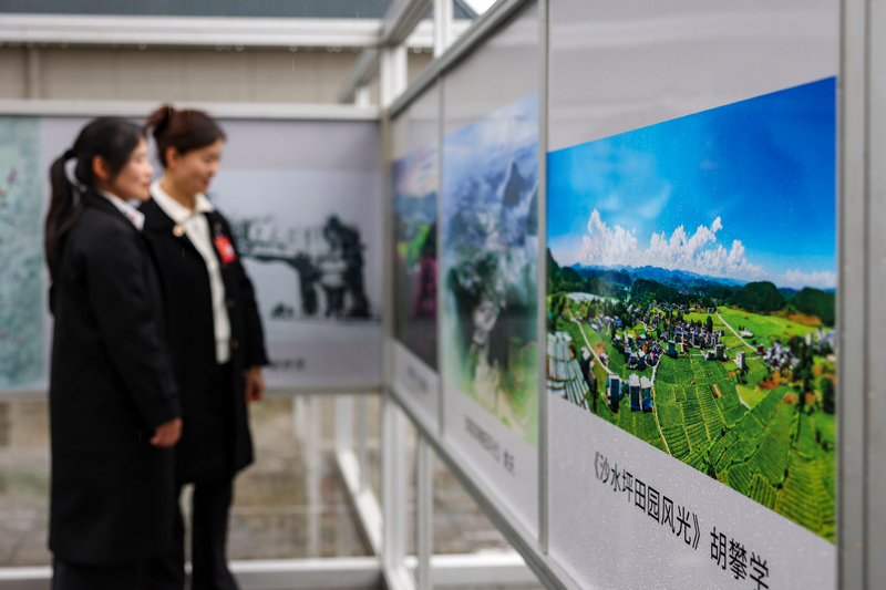 2026年2月27日,在貴州省銅仁市玉屏侗族自治縣城區,該縣政協委員在書畫攝影作品展。